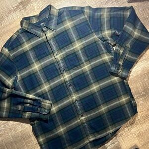 Uniqlo Men's Standard Fit Flannel Shirt | Medium | Casual Button-Up